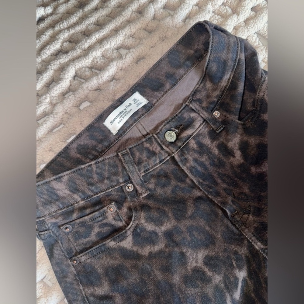 NWOT Abercrombie Leopard Mid Rise 90s Strait Jeans - Picture 4 of 5